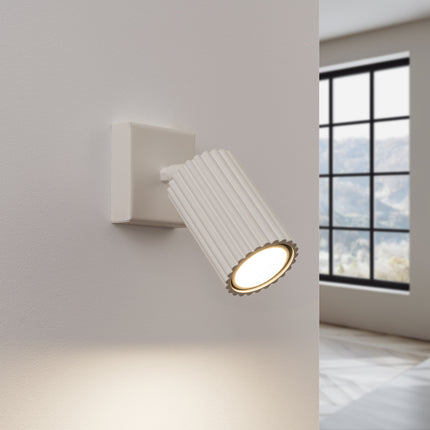 Applique orientable Oslo beige vue de profil, montrant l'inclinaison réglable de la tête striée