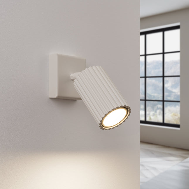Applique orientable Oslo beige vue de profil, montrant l'inclinaison réglable de la tête striée