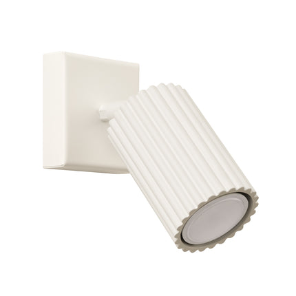 Vue rapprochée de l'applique Oslo beige montrant la texture striée et la finition mate de l'aluminium