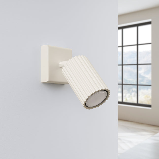 Applique murale orientable Oslo beige vue de face, tête striée en aluminium et plaque de fixation carrée