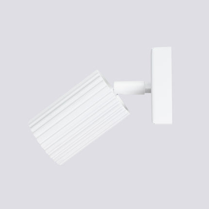 Gros plan sur la tête cylindrique striée blanche de l'applique Oslo et son ouverture pour ampoule GU10