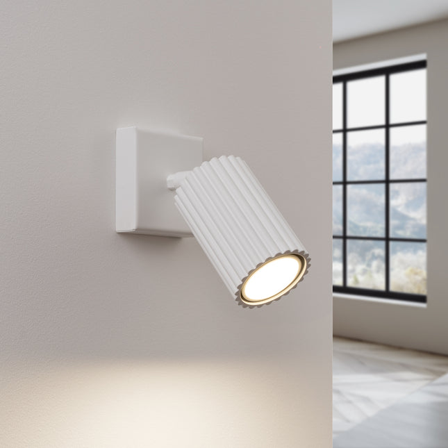 Applique orientable Oslo blanche vue de profil, montrant l'inclinaison réglable de la tête striée
