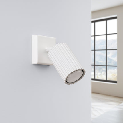 Applique murale orientable Oslo blanche vue de face, tête striée en aluminium et plaque de fixation carrée