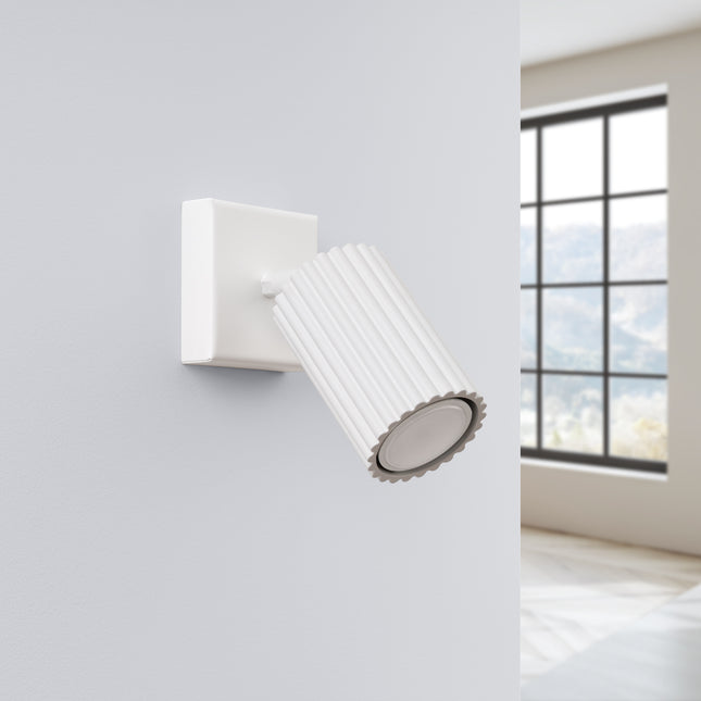 Applique murale orientable Oslo blanche vue de face, tête striée en aluminium et plaque de fixation carrée
