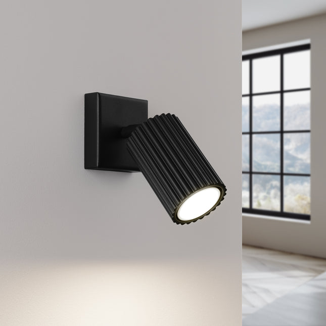 Applique orientable Oslo noire vue de profil, montrant l'inclinaison réglable de la tête striée