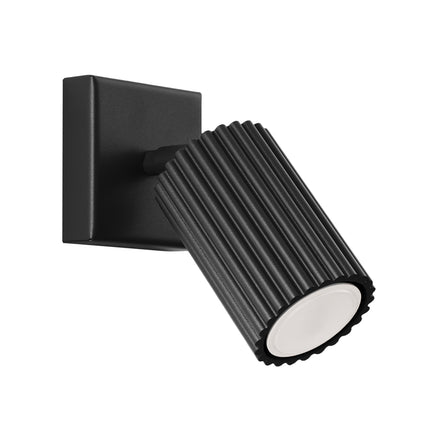 Vue rapprochée de l'applique Oslo noire montrant la texture striée et la finition mate de l'aluminium