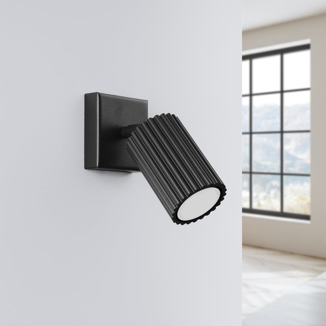 Applique murale orientable Oslo noire vue de face, tête striée en aluminium et plaque de fixation carrée