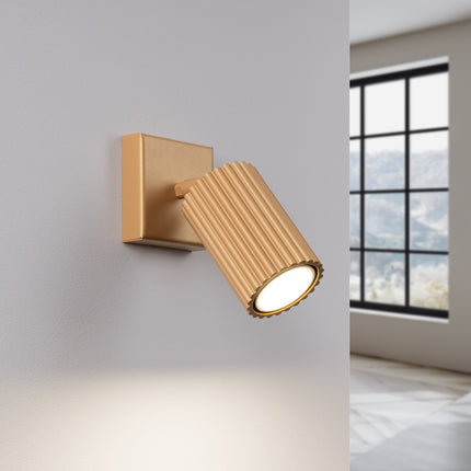 Applique orientable Oslo dorée vue de profil, montrant l'inclinaison réglable de la tête striée