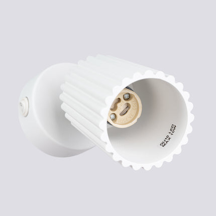 Gros plan sur la douille GU10 de l'applique Oslo, tête cannelée en aluminium blanc