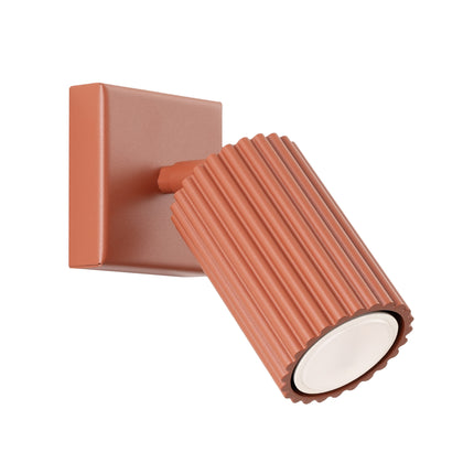 Vue rapprochée de l'applique Oslo rouge ocre montrant la texture striée et la finition mate de l'aluminium