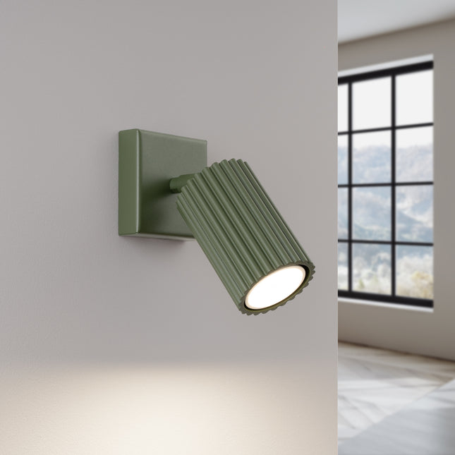 Applique orientable Oslo vert olive vue de profil, montrant l'inclinaison réglable de la tête striée
