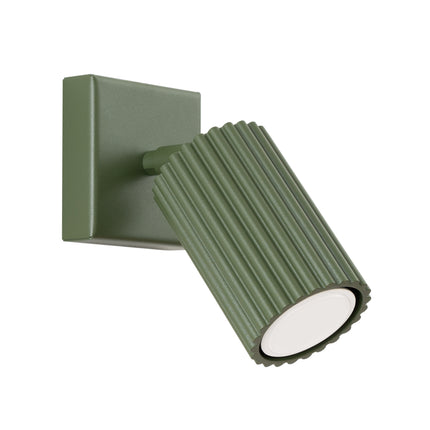 Vue rapprochée de l'applique Oslo vert olive montrant la texture striée et la finition mate de l'aluminium