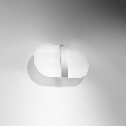 Vue de face de l'applique ovale en verre blanc, formes arrondies et finition chromée épurée.