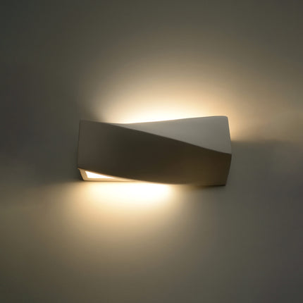 Applique Petit Sigma en céramique blanche installée le long d'un couloir moderne