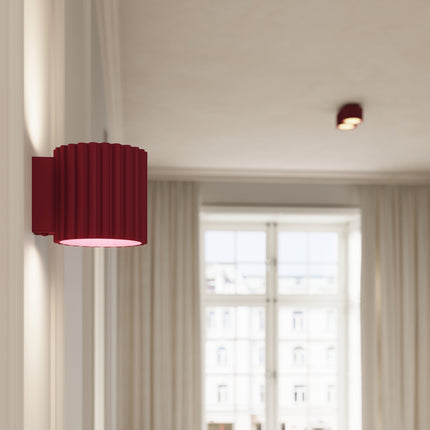 Applique et plafonnier AURA bordeaux près d'une fenêtre, ambiance intérieure douce