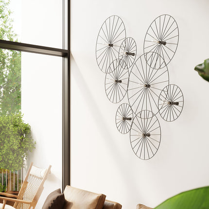 Composition de plusieurs appliques circulaires à rayons noires sur un mur de salon design