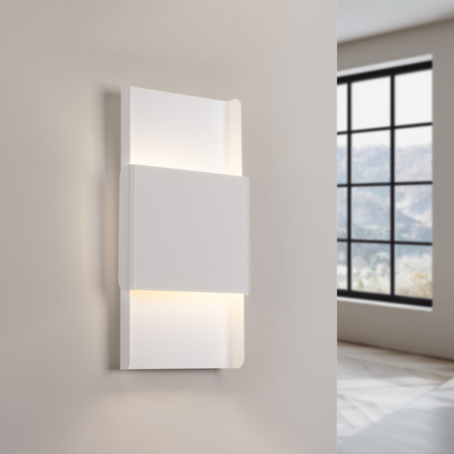 Applique murale blanche installée sur un mur beige, éclairage chaleureux dans une chambre