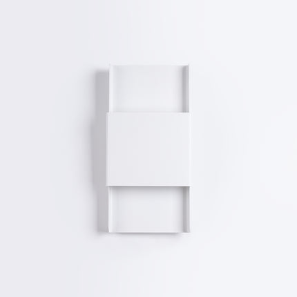Applique murale design plaque acier blanc, vue de face sur fond neutre, style minimaliste trois sections