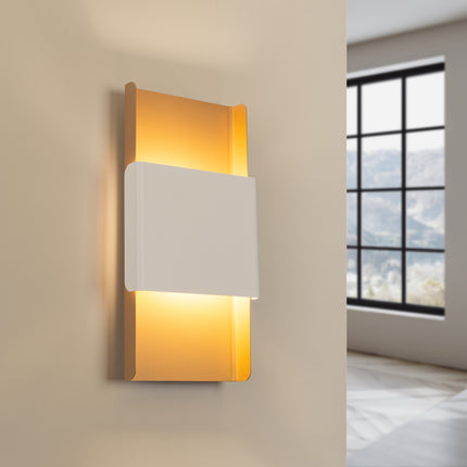 Applique murale or et blanc installée sur un mur beige, éclairage chaleureux dans une chambre