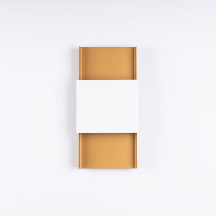 Applique murale design plaque acier or et blanc, vue de face sur fond neutre, style bicolore trois sections