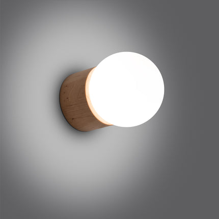 Gros plan sur le bois clair et le globe opale de l'applique murale Pure Bois Naturel