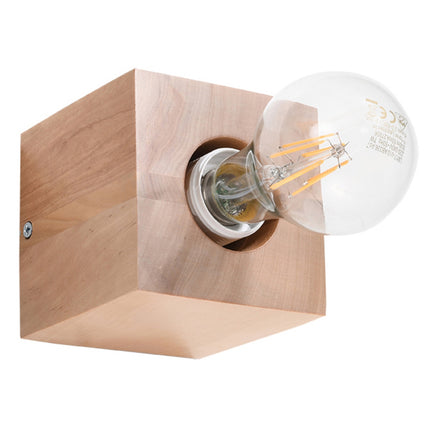 Gros plan de l'applique cube en bois naturel, douille E27 et ampoule filament sortant à l'horizontale.