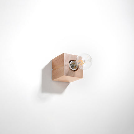 Applique murale cube en bois naturel, ampoule filament E27 horizontale apparente, mur clair, éteinte.