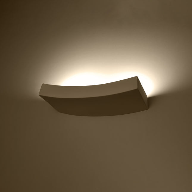 Applique Rampe blanche allumée diffusant une lumière chaude ascendante vers le plafond
