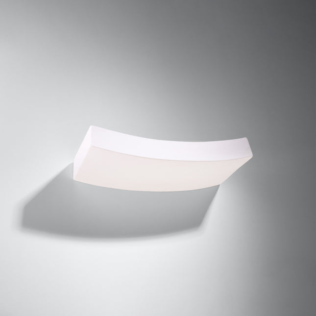 Applique Rampe blanche en céramique vue de trois quarts, forme rectangulaire incurvée fixée au mur