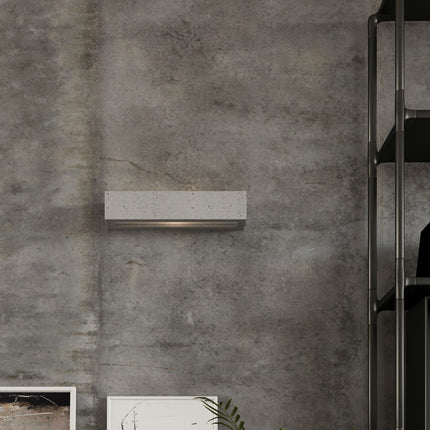 Détail de l'applique Rectangle Ouvert 50 en béton, gros plan sur la fente lumineuse