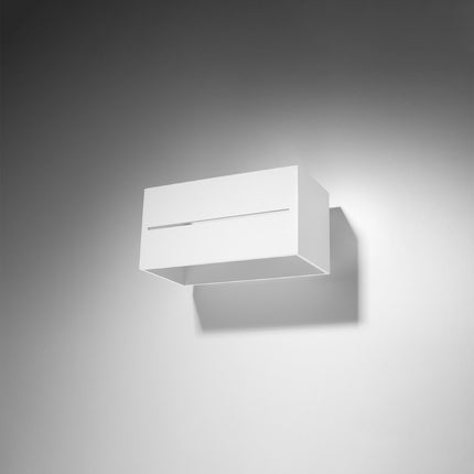 Applique rectangle ouvert blanche fixée sur un mur gris, fente frontale visible