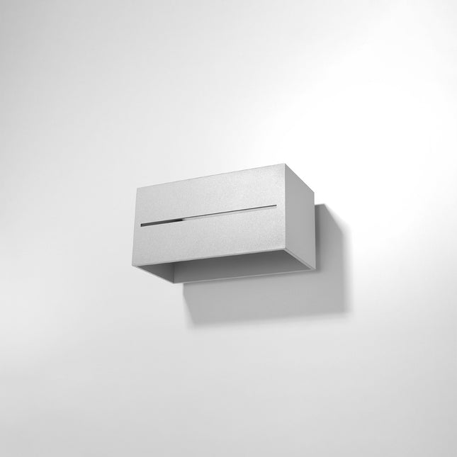 Applique rectangle ouvert grise fixée sur un mur gris, fente frontale visible