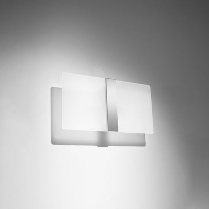 Vue de face de l'applique rectangulaire en verre blanc, ligne franche et finition chromée.