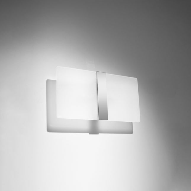 Vue de face de l'applique rectangulaire en verre blanc, ligne franche et finition chromée.