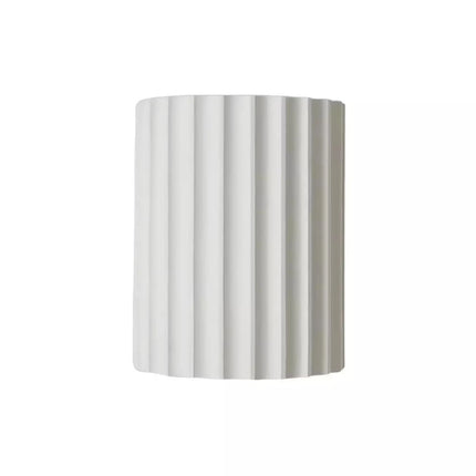 Applique murale en résine cannelée blanche sur fond blanc, relief nervuré vertical façon colonne