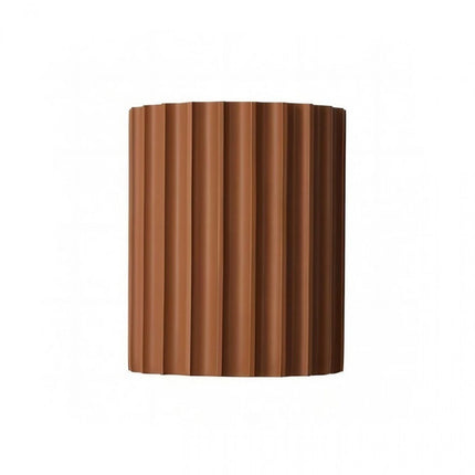 Applique murale en résine cannelée orange terracotta sur fond blanc, nervures verticales marquées