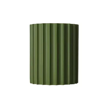 Applique murale en résine cannelée vert olive sur fond blanc, relief cannelé façon colonne