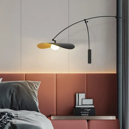 Applique murale scandinave à bras réglable au-dessus d'une tête de lit
