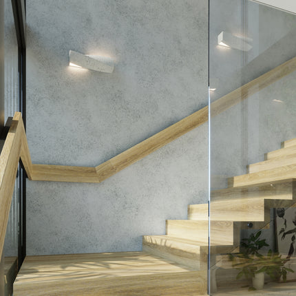 Vue rapprochée des appliques Sigma Créative en béton près d'un escalier en bois