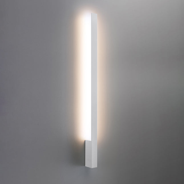 Applique Slim Design blanc allumée, halo blanc chaud diffusé vers le haut et le bas du mur