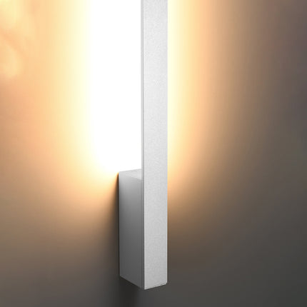 Applique murale blanc Slim Design allumée vue en angle, ligne lumineuse verticale
