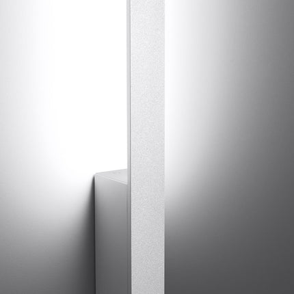 Applique murale blanc Slim Design allumée vue en angle, ligne lumineuse verticale