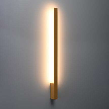 Applique Slim Design doré allumée, halo blanc chaud diffusé vers le haut et le bas du mur