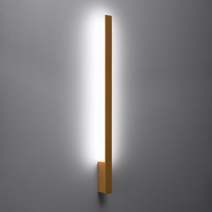 Applique Slim Design doré allumée, halo blanc neutre diffusé vers le haut et le bas du mur
