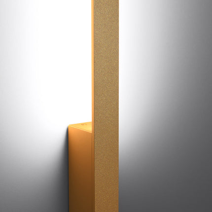 Applique murale doré Slim Design allumée vue en angle, ligne lumineuse verticale