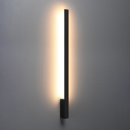 Applique Slim Design noir allumée, halo blanc chaud diffusé vers le haut et le bas du mur