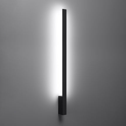 Applique Slim Design noir allumée, halo blanc neutre diffusé vers le haut et le bas du mur