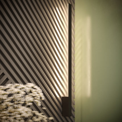 Applique Slim Design allumée dans un espace moderne au mur texturé