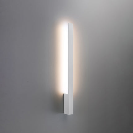 Applique Slim Design blanc allumée, halo blanc chaud diffusé vers le haut et le bas du mur