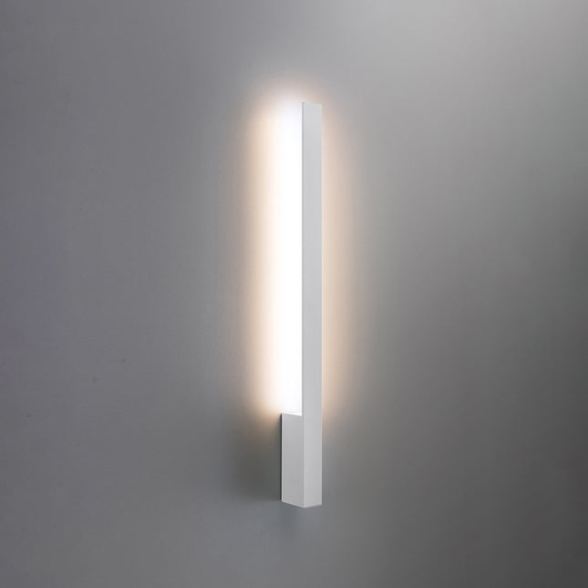 Applique Slim Design blanc allumée, halo blanc chaud diffusé vers le haut et le bas du mur
